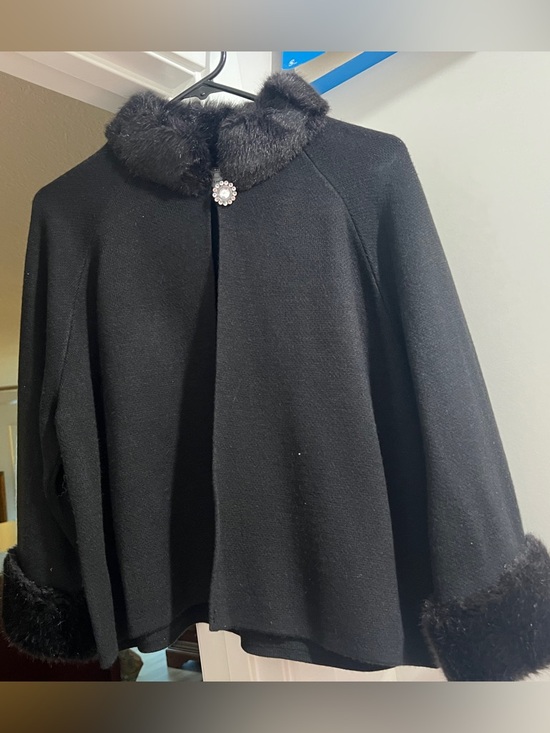 Luxxel Jackets & Blazers - Hampton Studios Luxxel Black Faux Fur Collar Cape size Large.